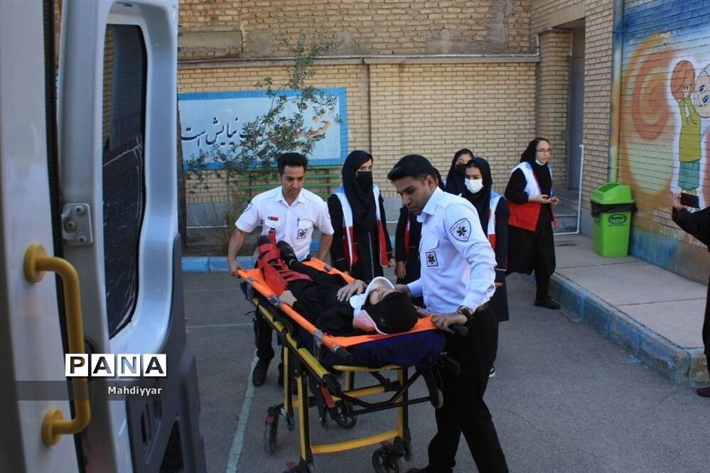 مانور زلزله در مدرسه عدالت شهر جوادآباد