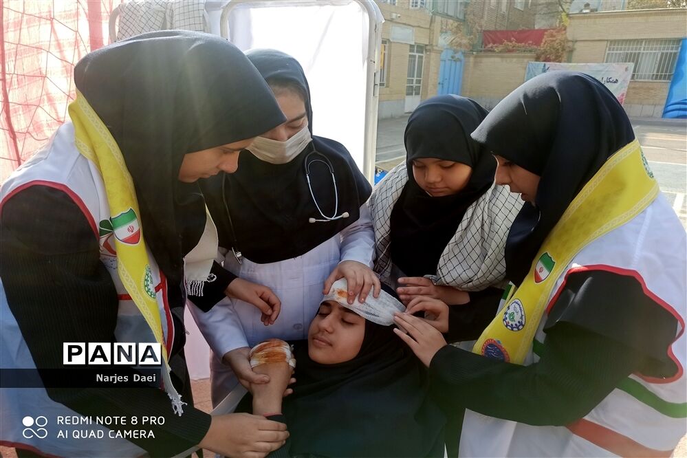 برگزاری مانور سراسری زلزله و ایمنی در دبیرستان شاهد شهید شیرودی