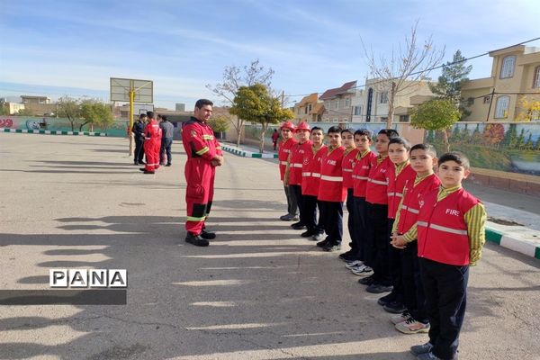 بیست و چهارمین مانور سراسری زلزله و ایمنی در دبستان حضرت مسلم (ع) ناحیه دو شیراز