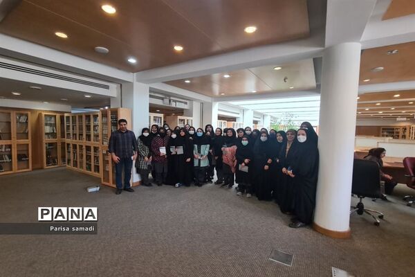 حضور دانش‌آموزان فرهنگ دختران منطقه ۱۳ در فرهنگستان زبان و ادب فارسی