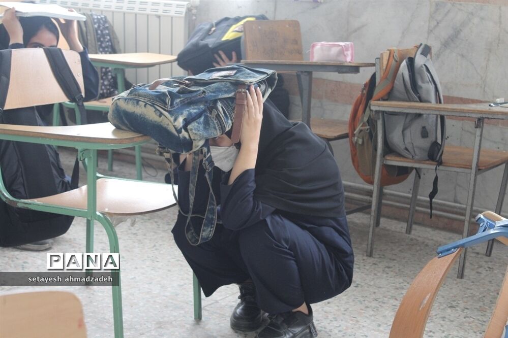 بیست و چهارمین مانور سراسری زلزله در دبیرستان شاهد گلوگاه