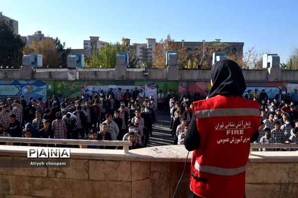 بیست و چهارمین دوره مانور سراسری زلزله و ایمنی در دبیرستان شهید اخوان منطقه ۱۴