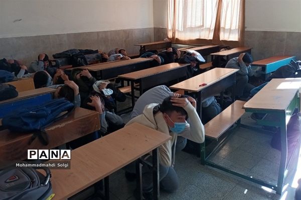 بیست و چهارمین مانور زلزله همزمان با سراسر کشور در مدرسه البرز شهریار