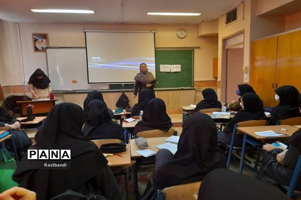 معاینه سلامتی دانش‌آموزان دبیرستان فرهنگ دختران منطقه ۱۳