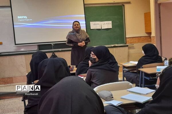 معاینه سلامتی دانش‌آموزان دبیرستان فرهنگ دختران منطقه ۱۳