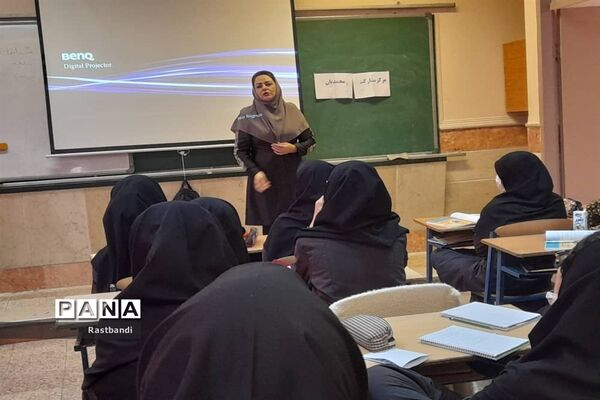 معاینه سلامتی دانش‌آموزان دبیرستان فرهنگ دختران منطقه ۱۳