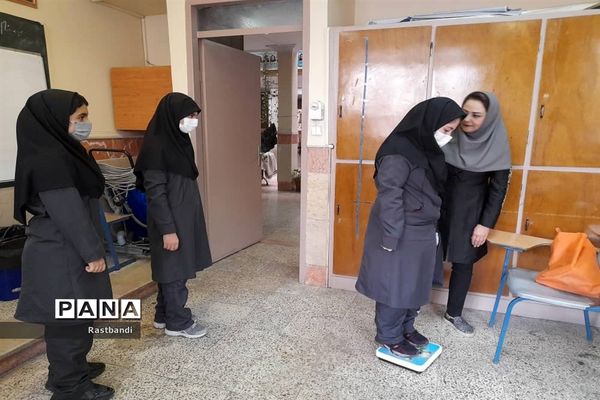 معاینه سلامتی دانش‌آموزان دبیرستان فرهنگ دختران منطقه ۱۳