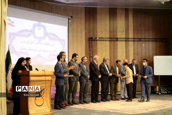 آیین تجلیل از دانش‌آموزان پسر برتر جشنواره‌های حوزه پرورشی و آموزشی سال تحصیلی ۱۴۰۰-۱۴۰۱