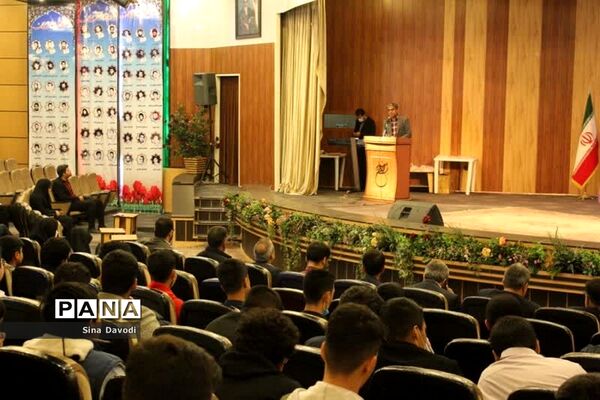 آیین تجلیل از دانش‌آموزان پسر برتر جشنواره‌های حوزه پرورشی و آموزشی سال تحصیلی ۱۴۰۰-۱۴۰۱