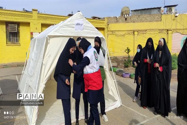 بیست و چهارمین مانور سراسری زلزله در دبیرستان دخترانه عفاف