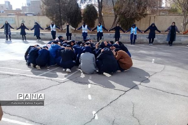 مانور زلزله در دبیرستان فاطمیه شهرستان ایجرود