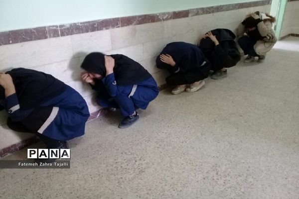 مانور زلزله در دبیرستان فاطمیه شهرستان ایجرود