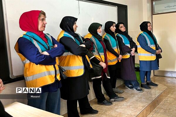 بیست و چهارمین دوره مانور سراسری زلزله و ایمنی در دبیرستان دخترانه فرزانگان ۴ منطقه ۱۳