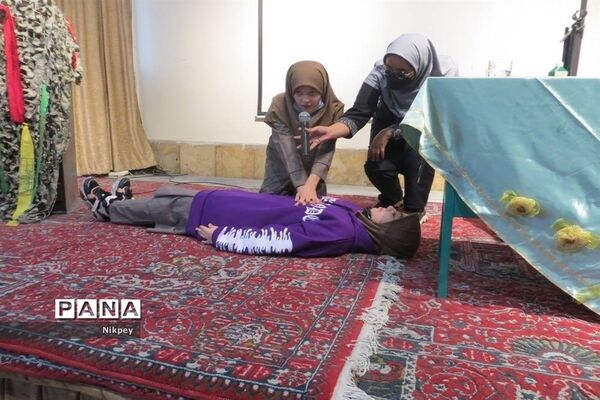 آموزش کمک‌های اولیه دبیرستان شاهد حجاب منطقه ۱۳