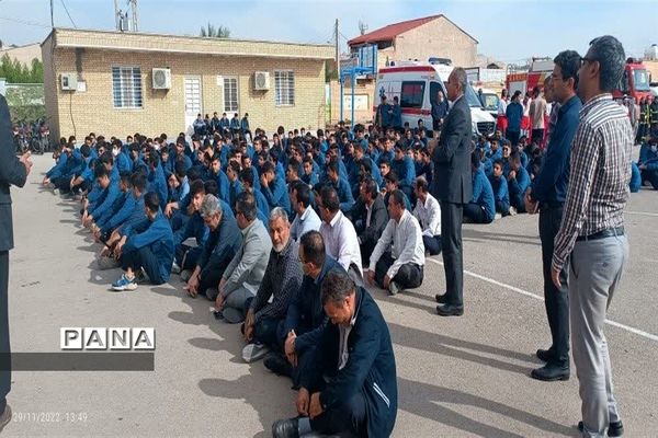 بیست و چهارمین مانور سراسری زلزله و ایمنی مدارس در دبیرستان شهید فرهادی امیدیه