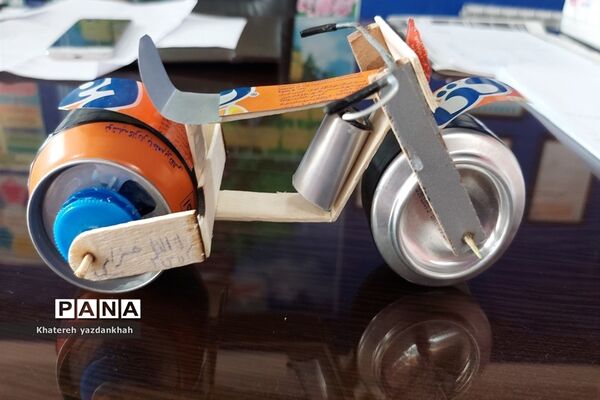 نمایشگاه دست‌سازه‌های دانش‌آموزان با وسایل دور ریختنی در آموزشگاه مریم و پرستش ملارد