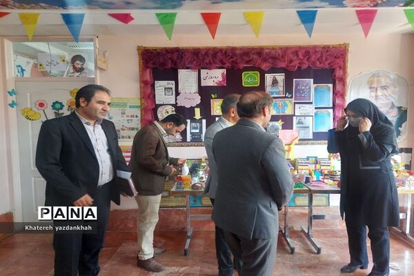 نمایشگاه دست‌سازه‌های دانش‌آموزان با وسایل دور ریختنی در آموزشگاه مریم و پرستش ملارد