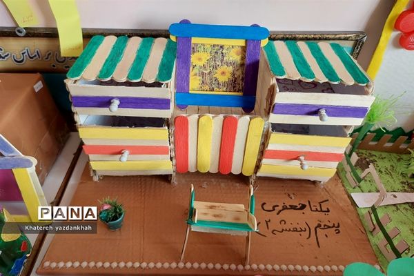 نمایشگاه دست‌سازه‌های دانش‌آموزان با وسایل دور ریختنی در آموزشگاه مریم و پرستش ملارد
