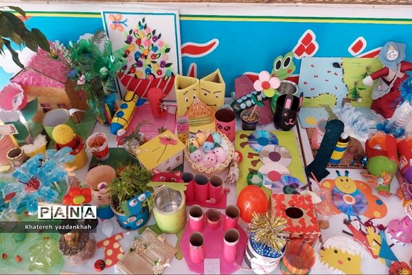 نمایشگاه دست‌سازه‌های دانش‌آموزان با وسایل دور ریختنی در آموزشگاه مریم و پرستش ملارد