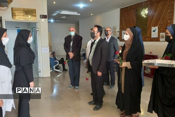 تبریک روز پرستار به پرستاران درمانگاه حضرت محمد(ص)توسط دانش‌‌آموزان دبیرستان طالقانی رودهن
