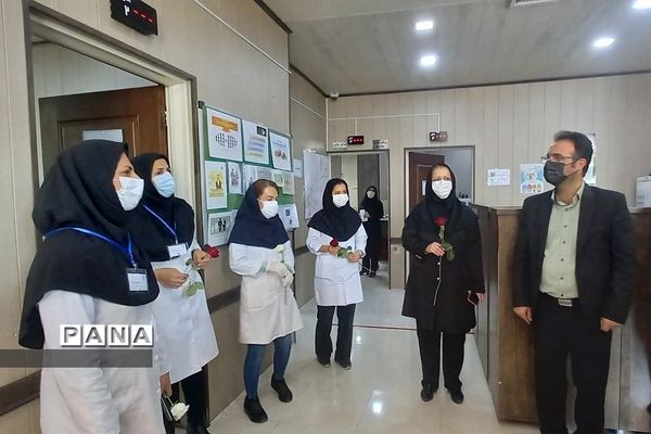 تبریک روز پرستار به پرستاران درمانگاه حضرت محمد(ص)توسط دانش‌‌آموزان دبیرستان طالقانی رودهن