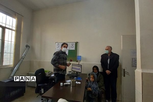 تبریک روز پرستار به پرستاران درمانگاه حضرت محمد(ص)توسط دانش‌‌آموزان دبیرستان طالقانی رودهن