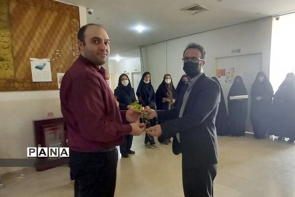 تبریک روز پرستار به پرستاران درمانگاه حضرت محمد(ص)توسط دانش‌‌آموزان دبیرستان طالقانی رودهن
