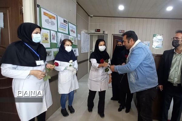 تبریک روز پرستار به پرستاران درمانگاه حضرت محمد(ص)توسط دانش‌‌آموزان دبیرستان طالقانی رودهن