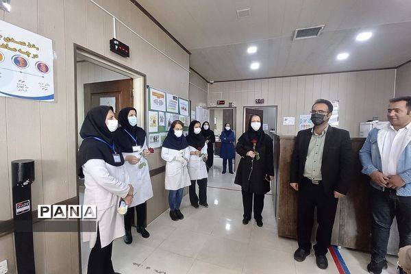 تبریک روز پرستار به پرستاران درمانگاه حضرت محمد(ص)توسط دانش‌‌آموزان دبیرستان طالقانی رودهن