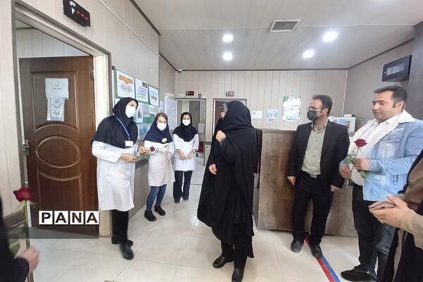 تبریک روز پرستار به پرستاران درمانگاه حضرت محمد(ص)توسط دانش‌‌آموزان دبیرستان طالقانی رودهن