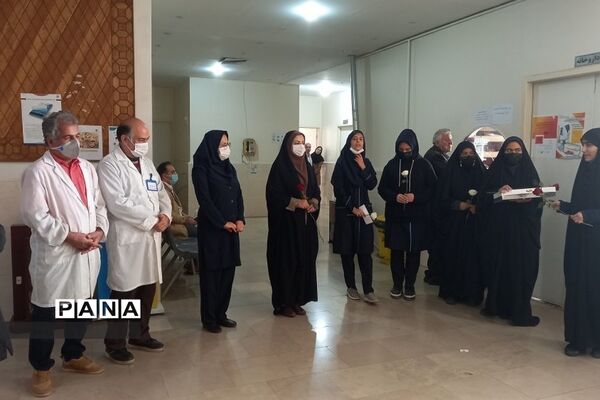 تبریک روز پرستار به پرستاران درمانگاه حضرت محمد(ص)توسط دانش‌‌آموزان دبیرستان طالقانی رودهن