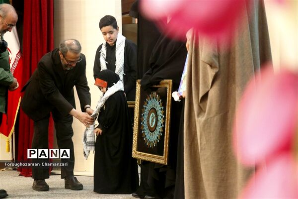 آیین تجلیل از فرماندهان پیشگام مدارس در اختتامیه هفته‌ بسیج