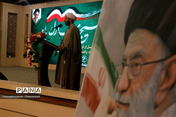آیین تجلیل از فرماندهان پیشگام مدارس در اختتامیه هفته‌ بسیج