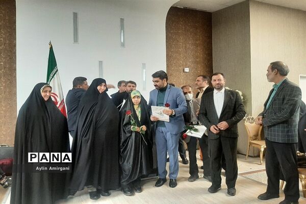 مراسم تجلیل از همکاران اداری آموزش و پرورش منطقه 2