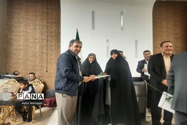 مراسم تجلیل از همکاران اداری آموزش و پرورش منطقه 2