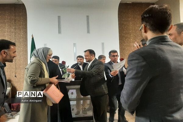 مراسم تجلیل از همکاران اداری آموزش و پرورش منطقه 2