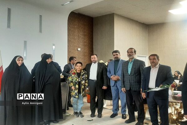مراسم تجلیل از همکاران اداری آموزش و پرورش منطقه 2