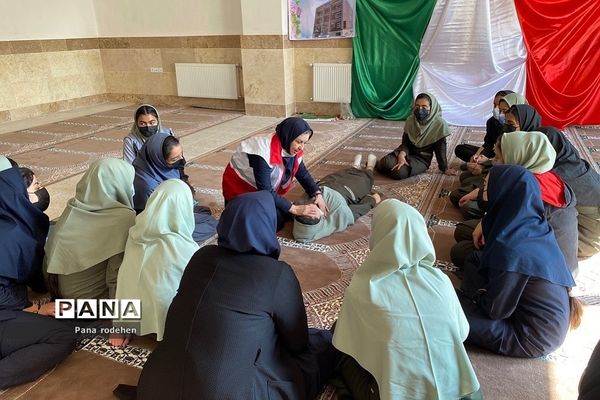آموزش کمک‌های اولیه توسط مربیان هلال احمر در مدارس رودهن