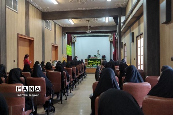 دورهمی خواهران شهدا و دانش‌آموزان به مناسبت میلاد حضرت زینب (س)