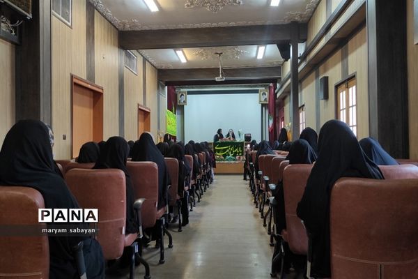 دورهمی خواهران شهدا و دانش‌آموزان به مناسبت میلاد حضرت زینب (س)