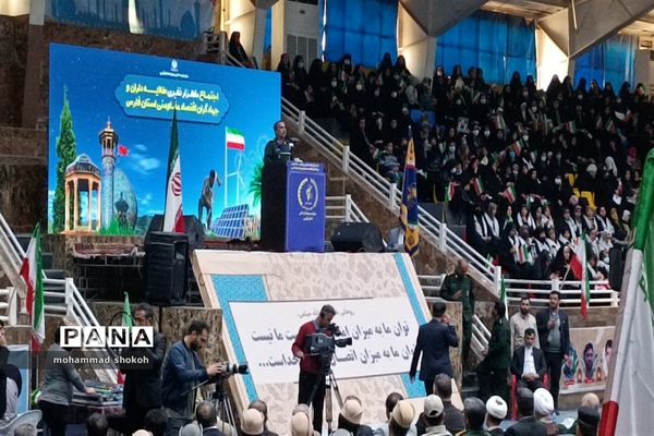 اجتماع 10هزار نفری طلایه‌داران و جهادگران اقتصاد مقاومتی استان فارس