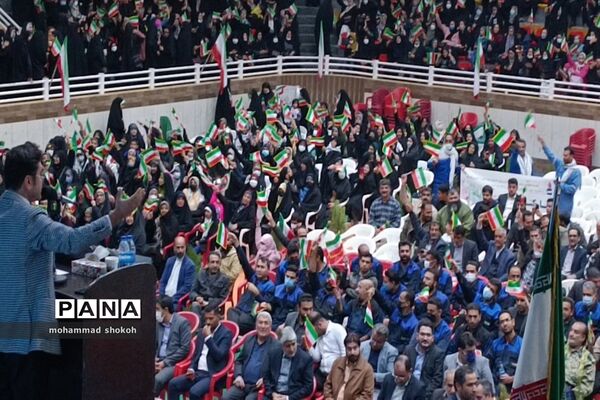 اجتماع 10هزار نفری طلایه‌داران و جهادگران اقتصاد مقاومتی استان فارس