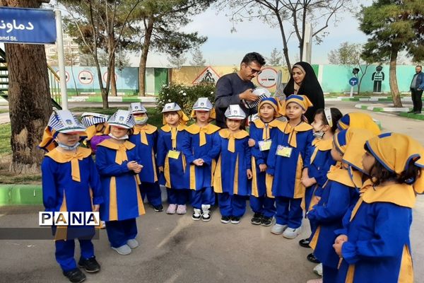 حضور نوآموزان پیش‌دبستانی باغ درنا در پارک آموزش ترافیک شهرداری شهرستان قرچک