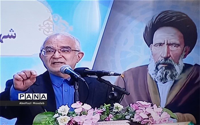 فرزندانمان را به سمت آگاهی از توانمندی‌های کشور سوق دهیم