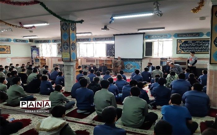 برگزاری نماز جماعت با هدف ایجاد گفتمان‌های دینی در مدارس پاکدشت