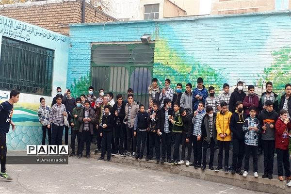 شادابی و نشاط در مسابقات فوتبال درون مدرسه‌ای