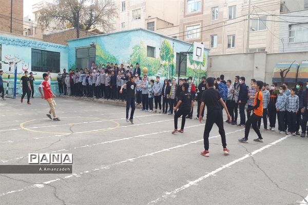 شادابی و نشاط در مسابقات فوتبال درون مدرسه‌ای