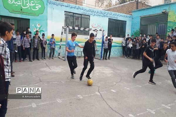 شادابی و نشاط در مسابقات فوتبال درون مدرسه‌ای