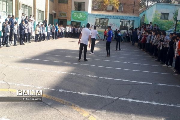 شادابی و نشاط در مسابقات فوتبال درون مدرسه‌ای