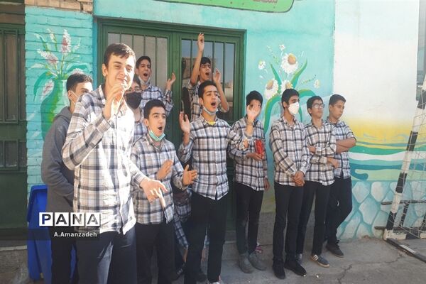 شادابی و نشاط در مسابقات فوتبال درون مدرسه‌ای